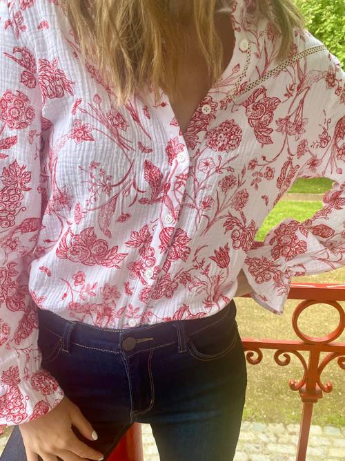 Chemise blanche fleurie rouge