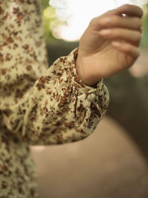 Blouse écrue à fleurs marron 2