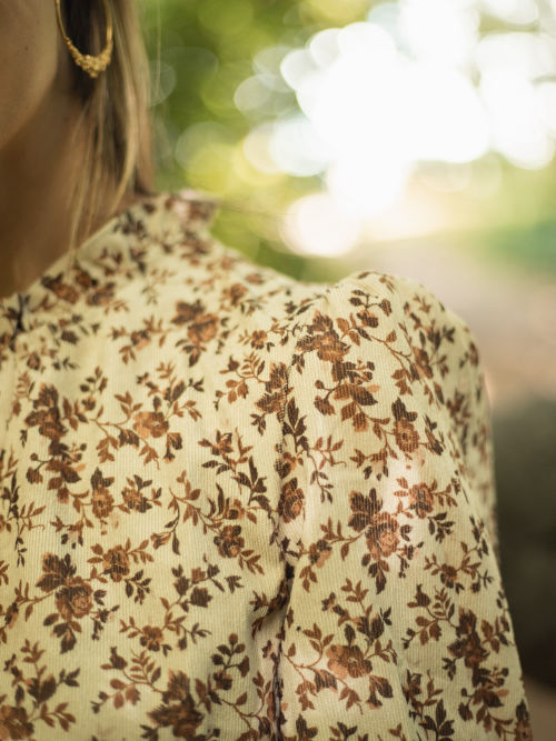 Blouse écrue à fleurs marron 1