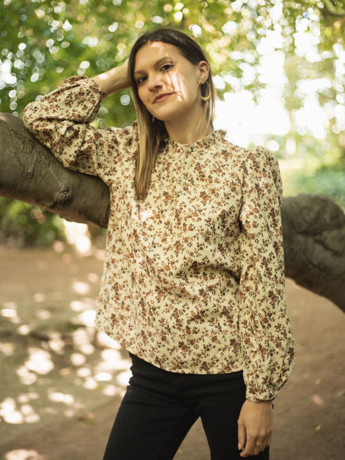 Blouse écrue à fleurs marron