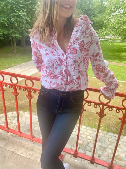 Chemise blanche fleurie rouge