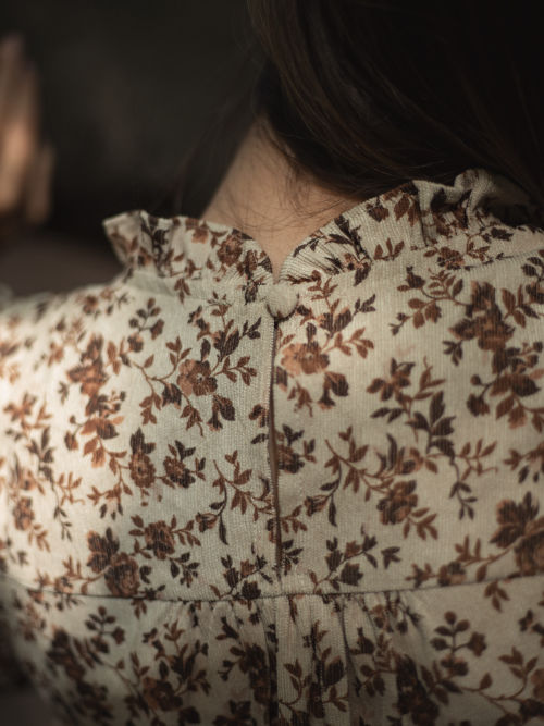 Blouse écrue à fleurs marron 3